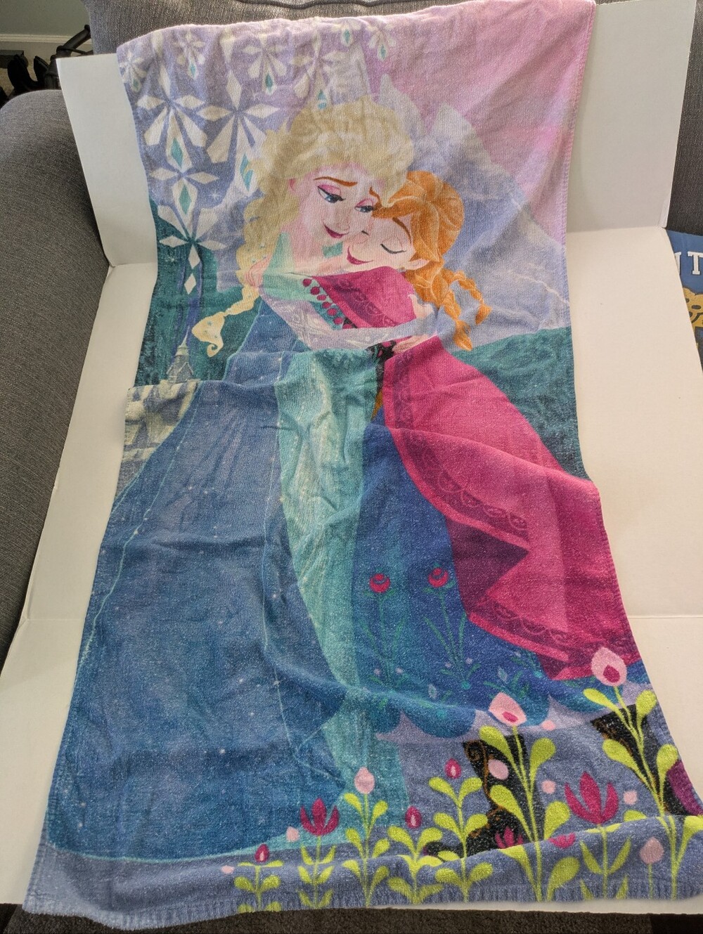 Frozen beach/ Bath towel. Disney Jumping Beans.